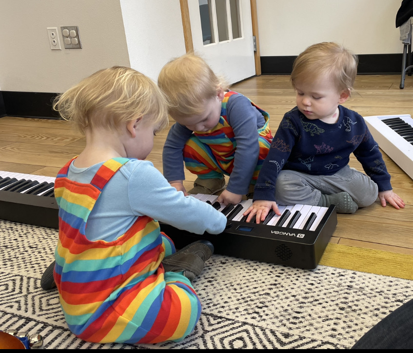 toddlers three kids playing piano